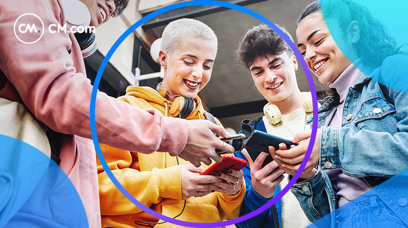 Estudiantes conversan con atención al cliente escuela superior